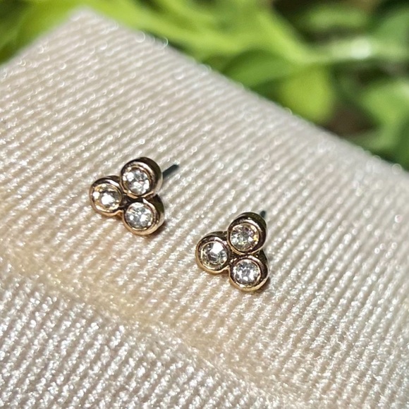 New Gold Crystal Stud Earrings 3 bezel set stones Hypoallergenic Earrings - Picture 5 of 9